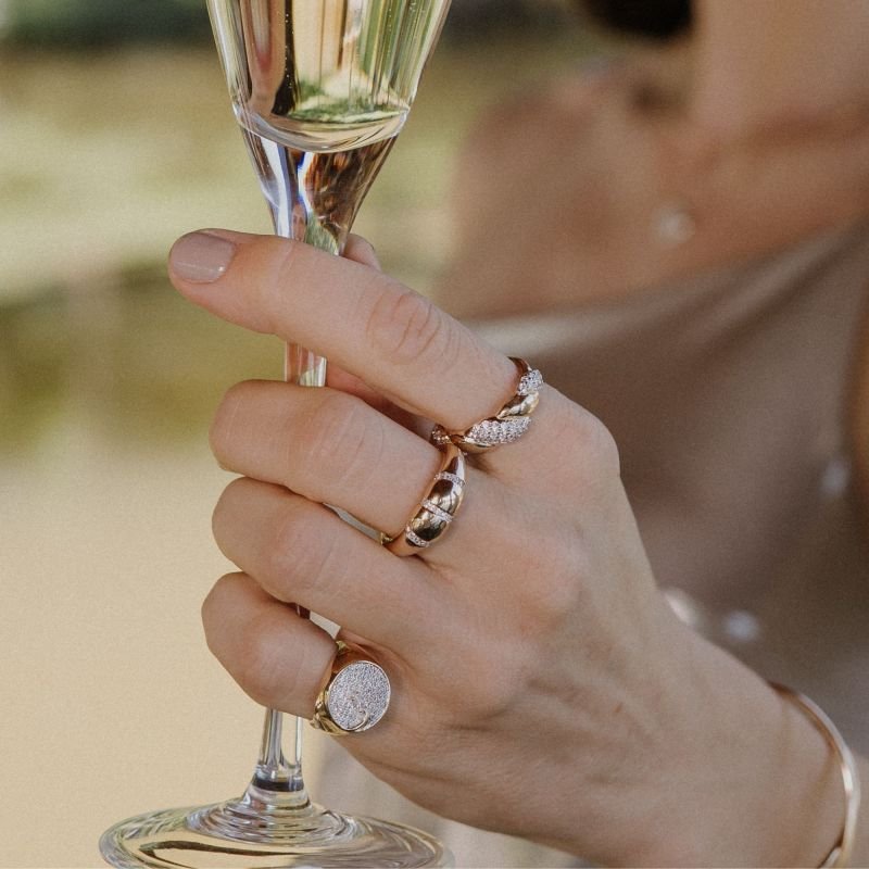 Anel Abaloado com Detalhes Cravejados Fressen Celebrate Banhado a Ouro 18K