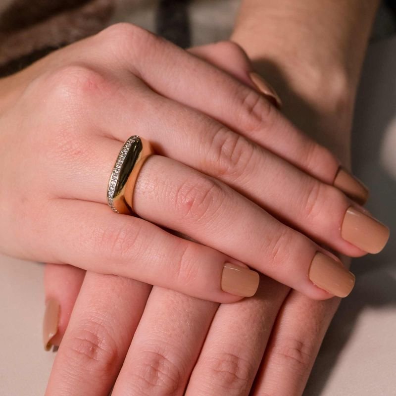 Anel And You Liso 1 Fileira Cravejada Zircônias Cristais Banhado a Ouro 18K