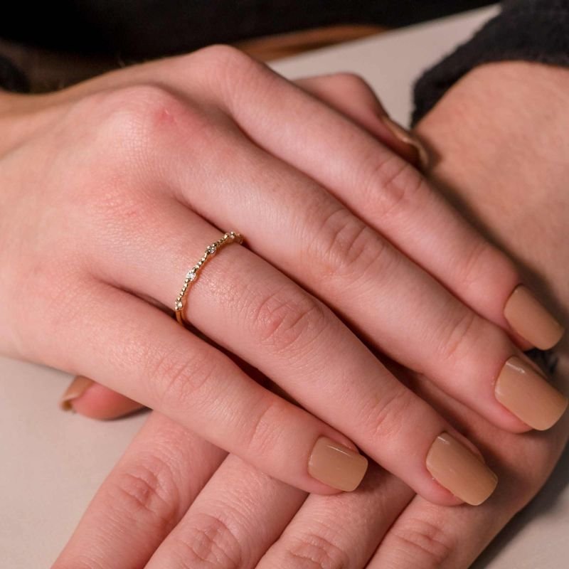 Anel Breeze Meia Aliança Cravejado Zircônias Cristais Banhado a Ouro 18K