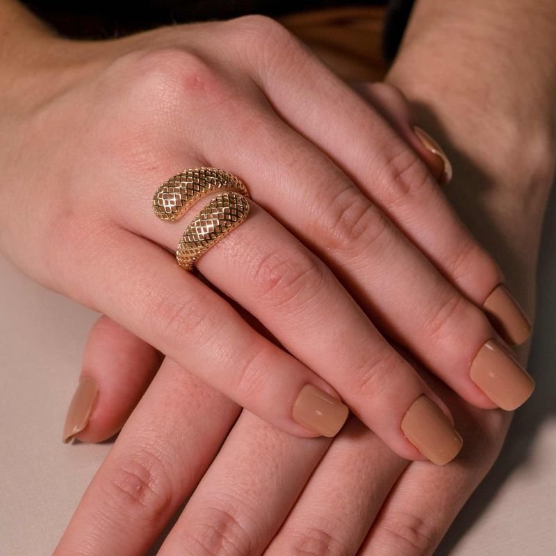 Anel Celebrate Liso Aberto com Detalhes Vazados Banhado a Ouro 18K