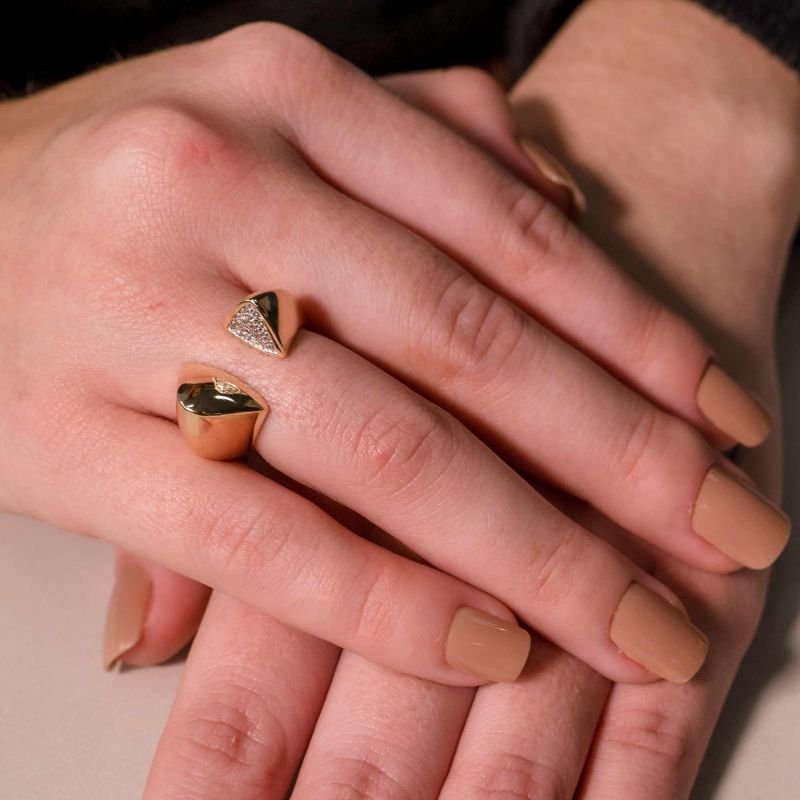 Anel Day to Night Fino Aberto Liso Detalhe Cravejado Banhado a Ouro 18K