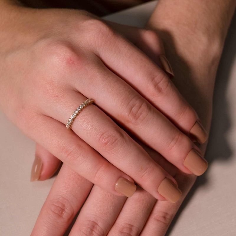 Anel Day to Night Meia Aliança Cravejado Banhado a Ouro 18K