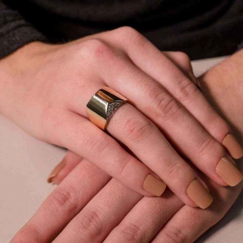 Anel Freedom Largo Liso Detalhe nas Laterais Cravejado Banhado a Ouro 18K