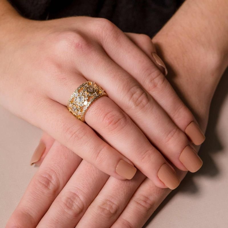 Anel Largo Cravejado com Zircônia Cristal Quadrada Navete Banhada a Ouro 18K