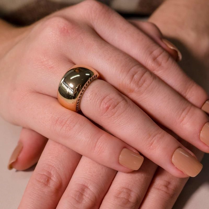 Anel Largo Liso Laterais Cravejadas And You Banhado a Ouro 18K