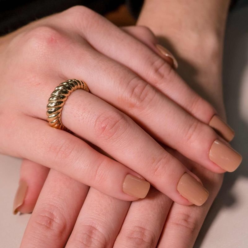 Anel Liso com Detalhe Torcido High Summer Banhado a Ouro 18K