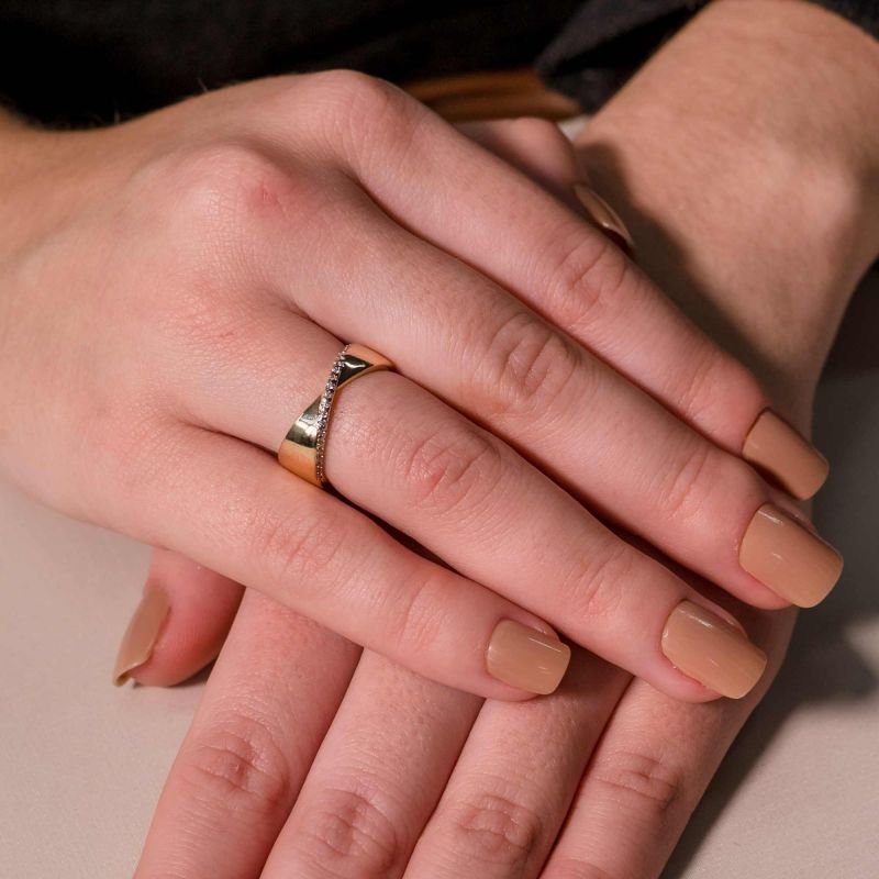 Anel Liso com Zircônias Transpassadas Mom's Banhado a Ouro 18K