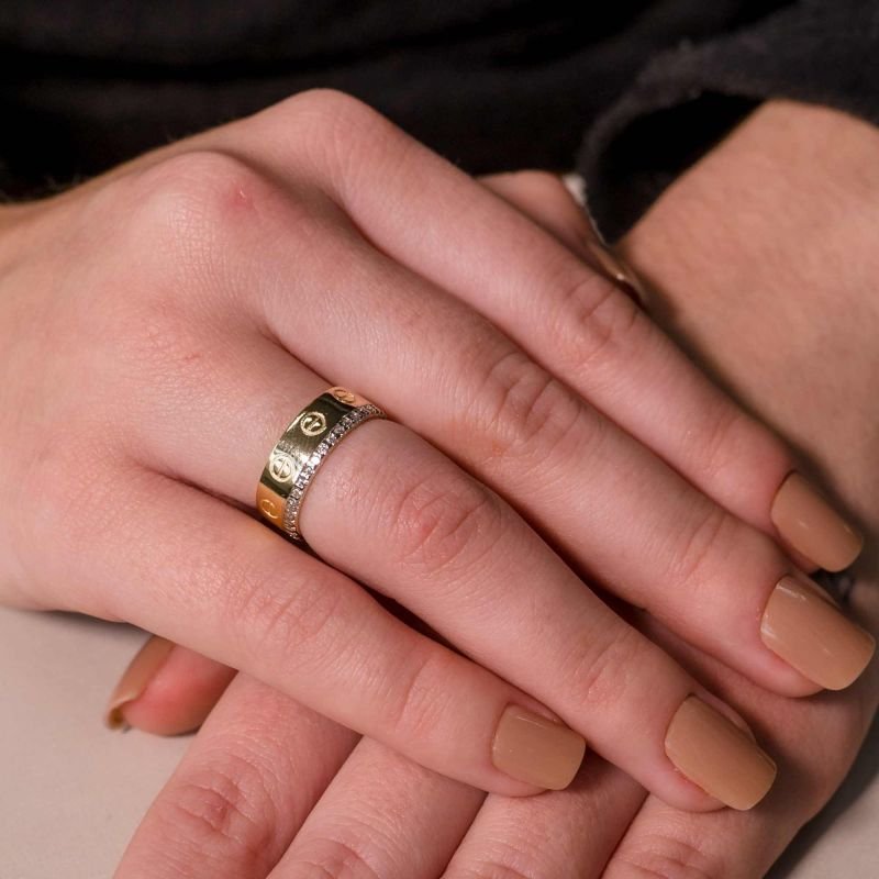 Anel Liso Trabalhado com 1 Fileira de Zircônia Cristal Banhado a Ouro 18K