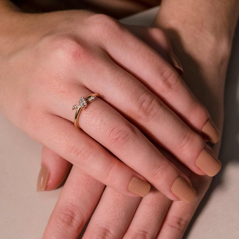 Anel Mom´s Liso com Nó Cravejado Banhado a Ouro 18K