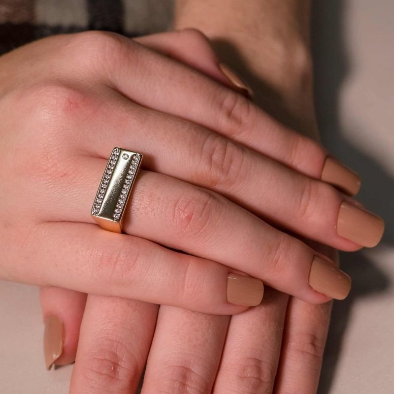 Anel Retangular Detalhes em Zircônia Mom's Banhado a Ouro 18K