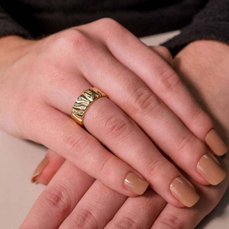 Anel Trabalhado com 6 Zircônias Cravejadas Banhado a Ouro 18K