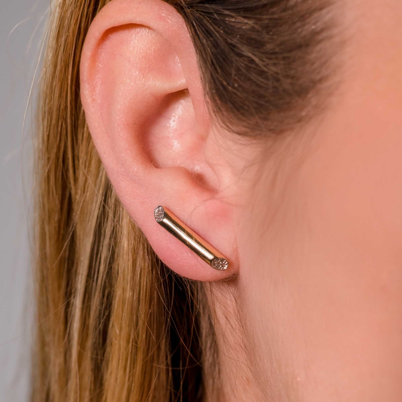 Brinco And You Liso Detalhe Cravejado Banhado a Ouro 18K