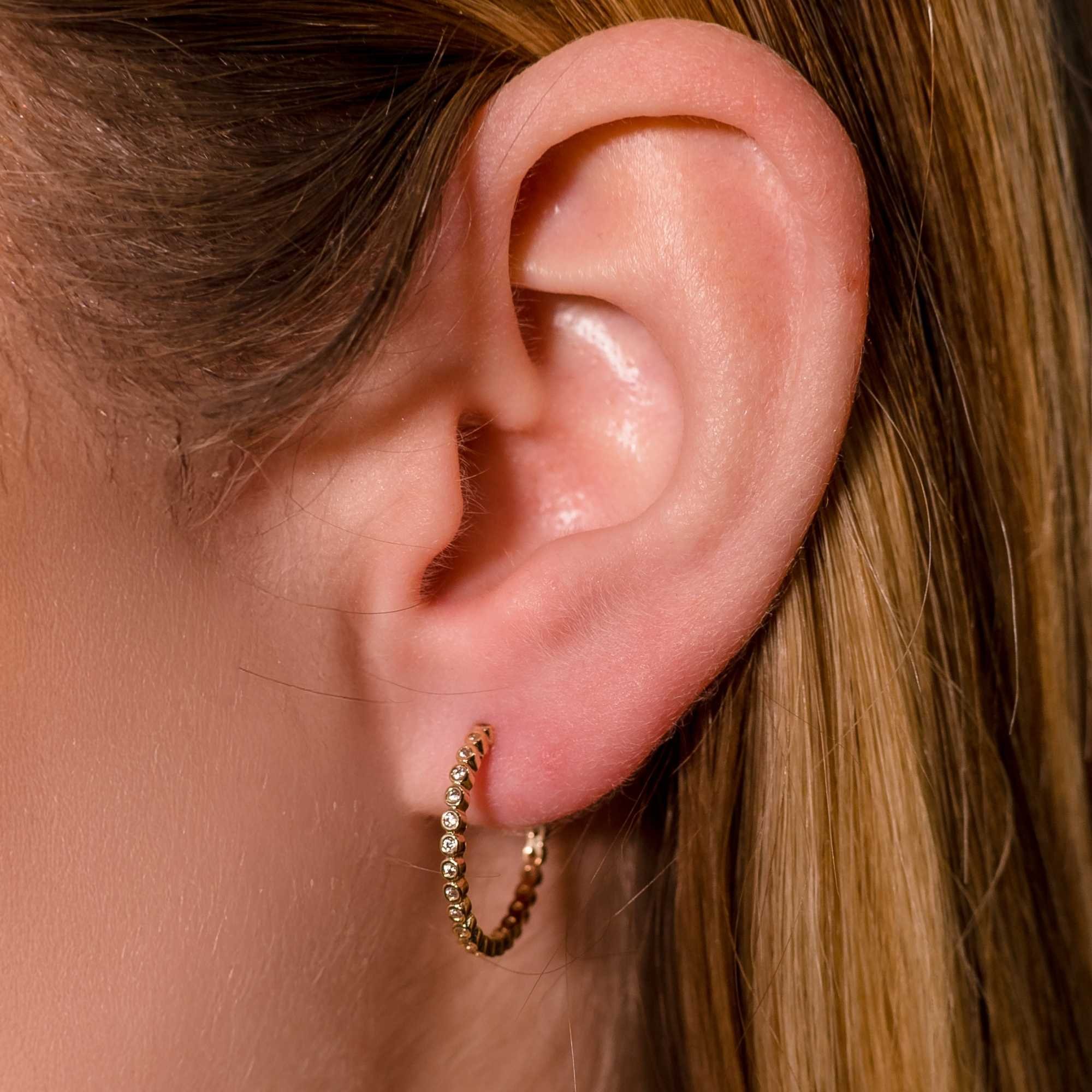 Brinco Argola com Ponto de Luz Banhada a Ouro 18k