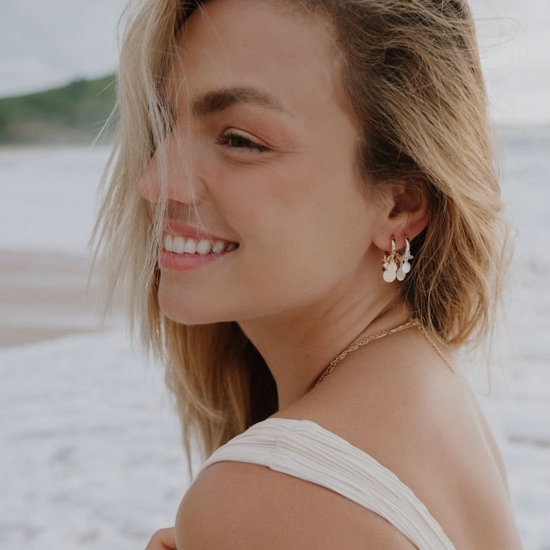 Brinco Argola Lisa Com Chapinhas Fressen Resort Banhado a Ouro 18K