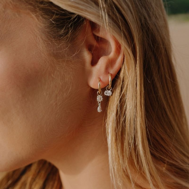 Brinco Argola Lisa com Gota Ouro Branco Fressen Resort Banhado a Ouro 18K