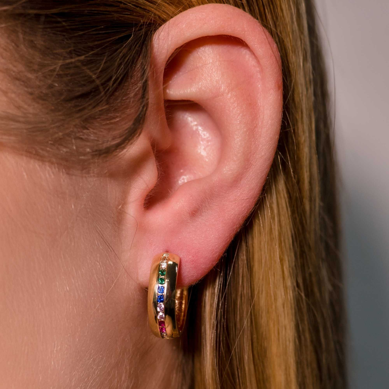 Brinco Argola Lisa Detalhe Cravejado Zircônias Coloridas Banhado a Ouro 18K