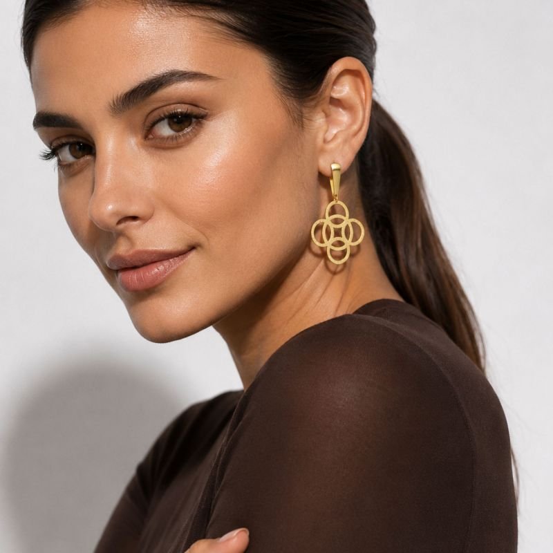 Brinco Base Lisa Círculos Foscos Entrelaçados Banhado a Ouro 18k
