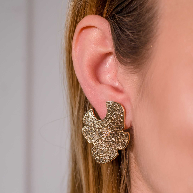 Brinco Celebrate Folha Texturizada Centro Cristal Banhado a Ouro 18k