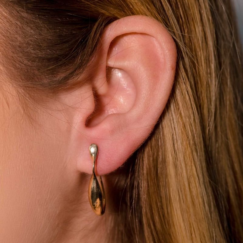 Brinco Celebrate Liso Oval Torcido Banhado a Ouro 18k