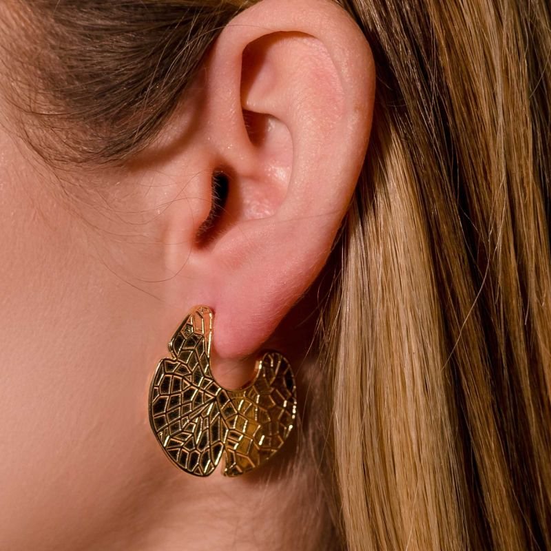 Brinco Celebrate Meia Argola Folha Texturizada Banhado a Ouro 18K