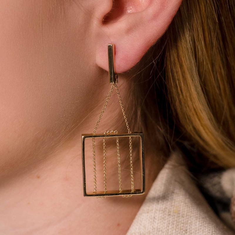 Brinco Comprido com Pingente Quadrado Banhado a Ouro 18K