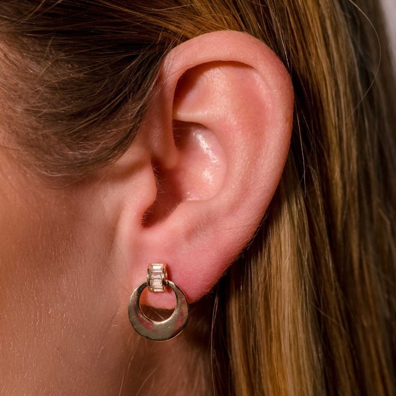 Brinco Day to Night Pingente Redondo Base Cravejada Banhado a Ouro 18K