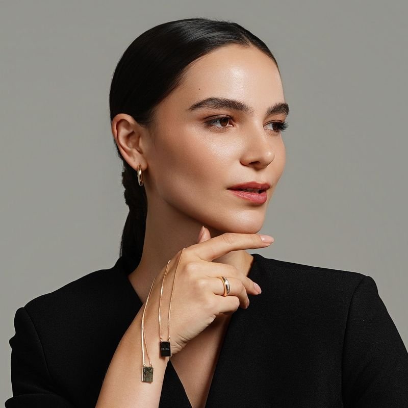 Brinco Meia Argola Lisa com Filete Cravejado Fressen Moms Banhado a Ouro 18K