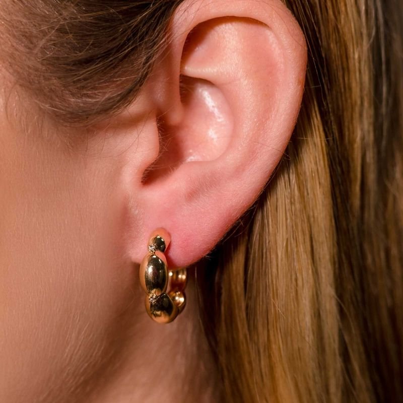 Brinco Mom´s Meia Argola Abaloada com Ponto de Luz Banhado a Ouro 18K