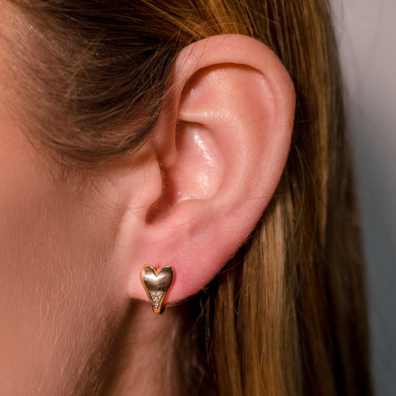 Brinco Mom's Coração Liso Detalhe Cravejado Banhado a Ouro 18K