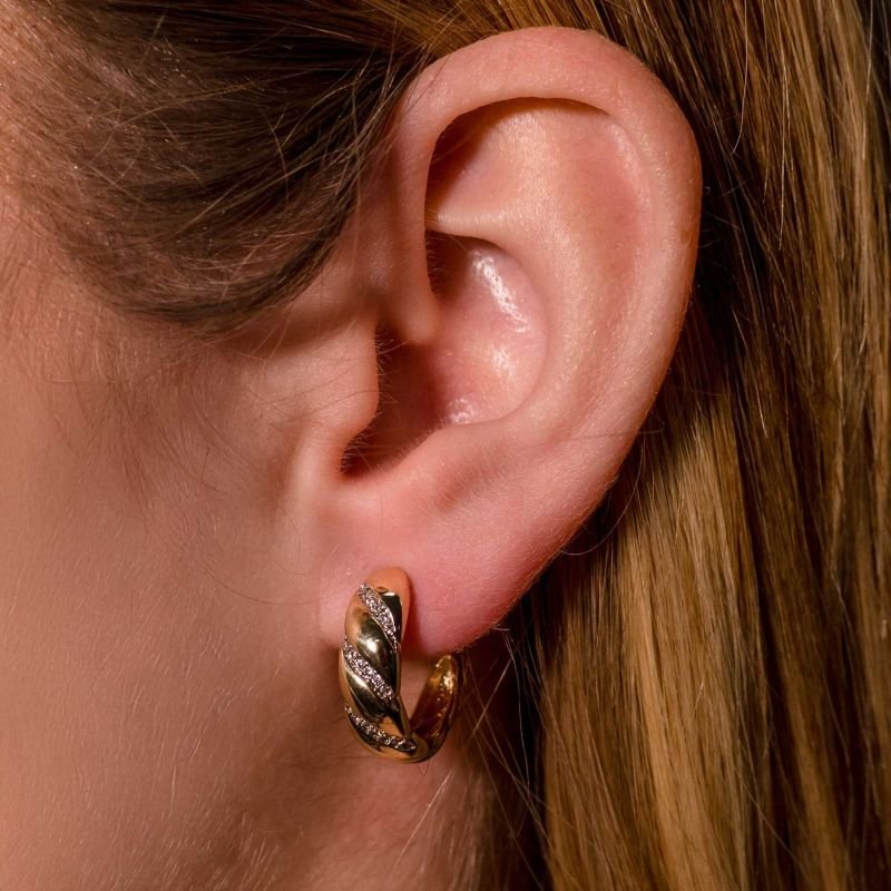 Brinco Mom's Meia Argola Lisa Linhas Cravejadas Banhado a Ouro 18K