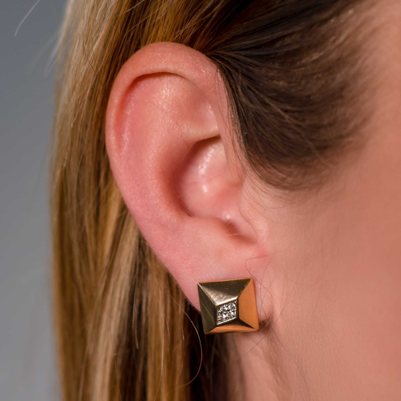 Brinco Mom's Quadrado Liso Detalhe Cravejado Banhado a Ouro 18K