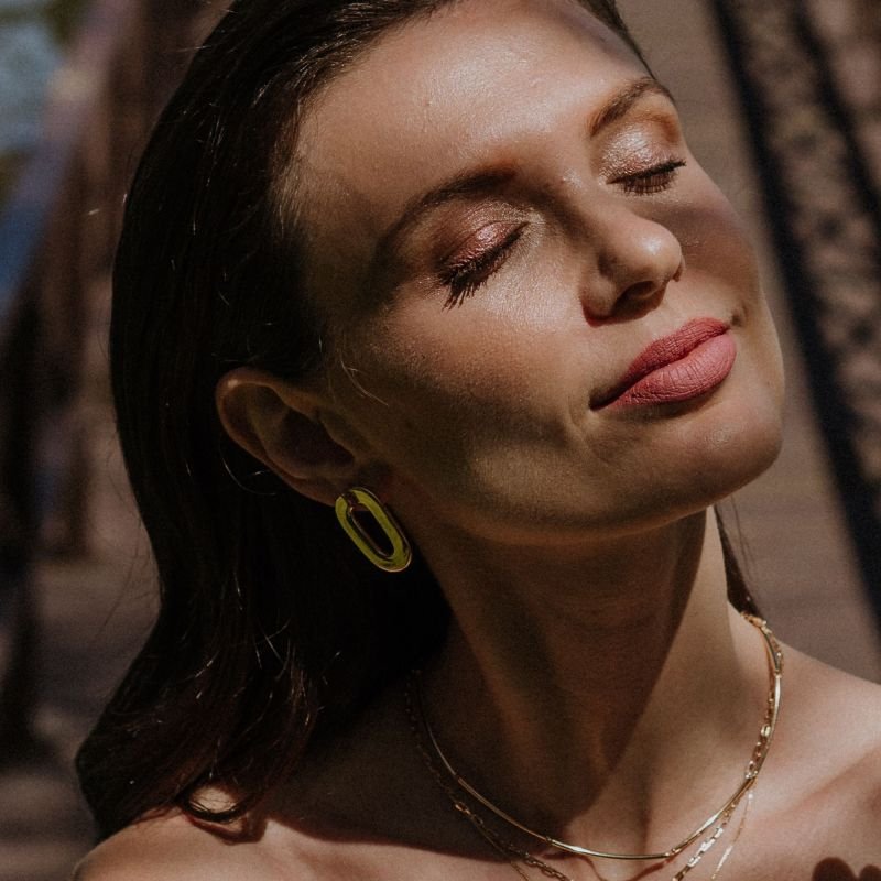 Brinco Oval Aberto Fressen Celebrate Banhado a Ouro 18K