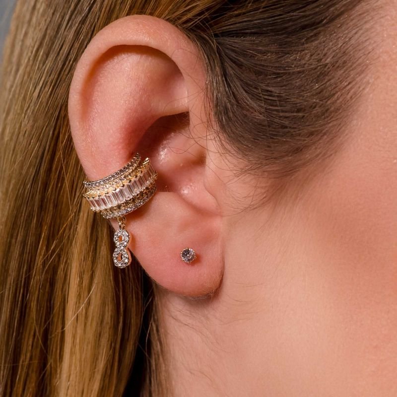 Brinco Piercing Cravejado com Pingente Infinito Banhado a Ouro 18K