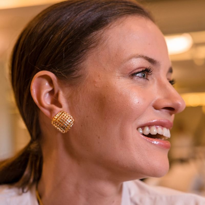 Brinco Quadrado Vazado Fressen Hope Banhado a Ouro 18K