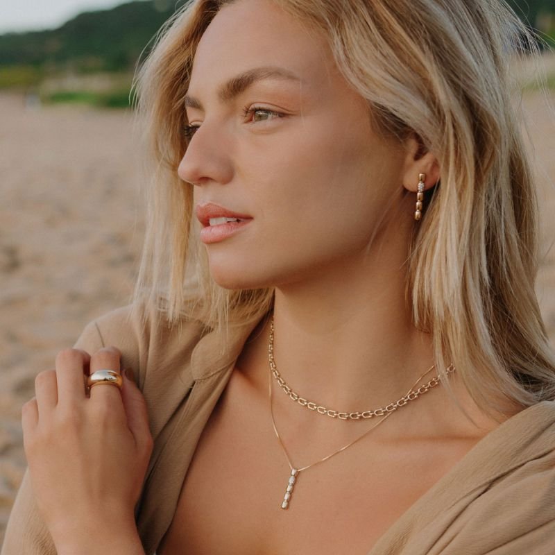 Brinco Reto Abaloado e Detalhe Cravejada Fressen Resort Banhado a Ouro 18K