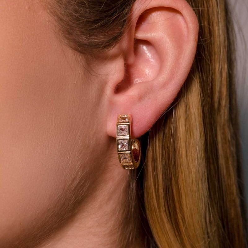 Brinco And You Meia Argola com Zircônias Quadradas Banhado a Ouro 18K