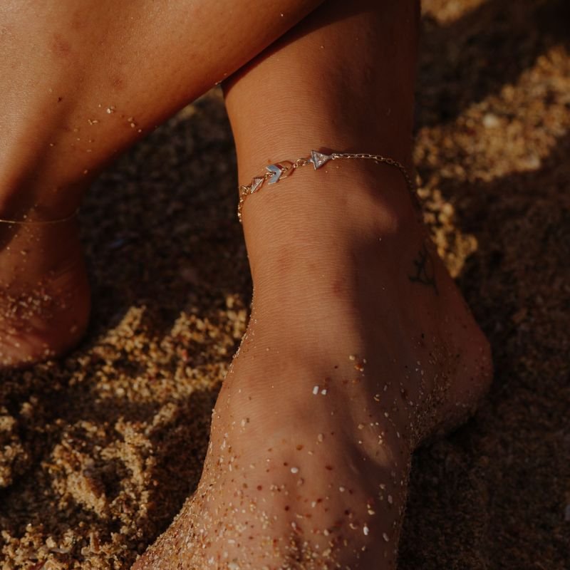 Tornozeleira Triângulo Cristal e Flechas Fressen Resort Banhada a Ouro 18K